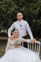 contento Pareja celebrando su Boda al aire libre. increíble sonriente Boda Pareja. bonito novia y elegante novio. Boda retrato. foto