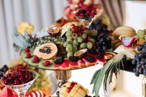 Fruta buffet para un boda. surtido de exótico frutas en el restaurante. varios composiciones desde Fresco frutas foto