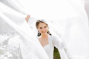 hermosa novia en un vendaje vestido en el Mañana antes de el Boda ceremonia. increíble peinado de el novia. natural y moderno constituir. retrato de un joven novia en un vendaje vestido. foto