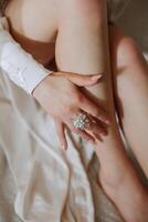 oferta manos de un joven mujer con un costoso anillo y un hermosa manicura. de cerca foto de hembra manos