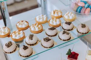 caramelo bar a un boda. delicioso postres hermosa decoraciones frutas dulce pasteles en tu día festivo. cumpleaños. dulce vida. foto