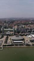 Vertikale Video Stadt von Lissabon im Portugal Antenne Aussicht