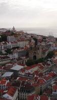 verticaal video stad van Lissabon in Portugal antenne visie