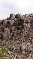 verisch Video von enorm Berg Felsen Antenne Aussicht