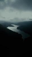 Vertikale Video von Fluss beim Nacht