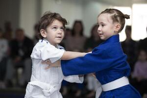 abril 23, 2023. bielorrusia, gomil central estadio. judo niños. pequeño judoka muchachas competir. foto