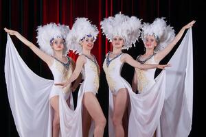 cabaret.chicas danza variedad espectáculo. bailarines en blanco vestidos realizar moderno danza cabaret foto