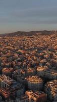 verticaal video van stad gebouwen in Barcelona Spanje antenne visie