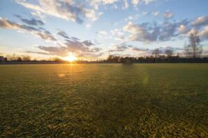 Deportes campo a puesta de sol. foto