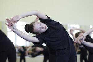 muchachas son comprometido en aptitud física. coreografía lección foto