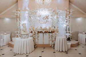 restaurante Boda mesa para novia y novio. lujo Boda mesa con hermosa flores rosado estilizado foto