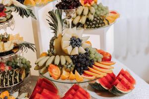 Fruta buffet para un boda. surtido de exótico frutas en el restaurante. varios composiciones desde Fresco frutas foto