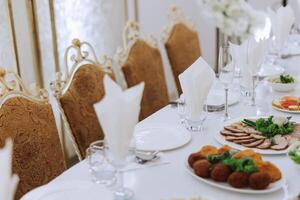 un ver de Boda mesas, atención a servicio, con flor preparativos, costoso cuchillería, platos con blanco servilletas. foto