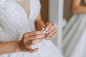 oferta manos de un joven mujer con un costoso anillo y un hermosa manicura. de cerca foto de hembra manos