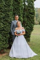 contento Pareja celebrando su Boda al aire libre. increíble sonriente Boda Pareja. bonito novia y elegante novio. Boda retrato. foto