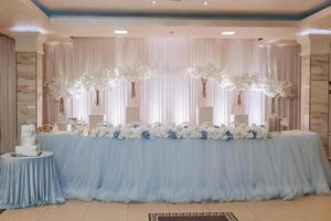 restaurante Boda mesa para novia y novio. lujo Boda mesa con hermosa flores rosado estilizado foto