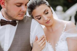 el novia y novio abarcar. el novia suavemente abrazos el novio por el espalda. hermosa Boda Pareja. el concepto de romance en un recién casados relación. Luna de miel. foto