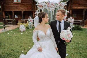 un hermoso novio y un elegante novia en un lozano blanco vestir son caminando en un verano parque. contento novia y novio consiguiendo Listo para su mejor día. foto