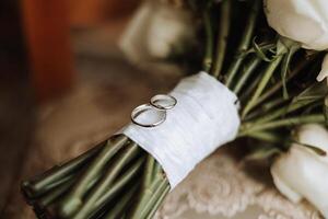 dos oro Boda anillos para novias como un símbolo de eternidad. todo es Listo para el Boda ceremonia. un oferta de un mano y un corazón foto