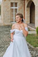 hermosa novia en un blanco Boda vestido. un joven novia niña es caminando en naturaleza en un verano día. verano boda. foto