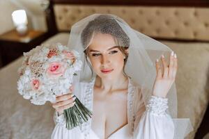 hermosa novia en un vendaje vestido en el Mañana antes de el Boda ceremonia. increíble peinado de el novia. natural y moderno constituir. retrato de un joven novia en un vendaje vestido. foto