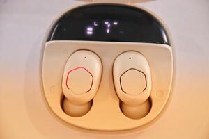 earphone bluetooth with battery indicator photo