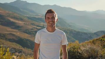 ai generado masculino modelo con brillante sonrisa en pie al aire libre en un verano día. él vistió un limpiar blanco camiseta. y allí son montañas en el antecedentes. foto