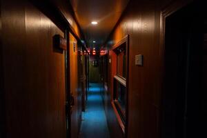 vacío pasillo en antiguo dormido vagón de tren a noche. foto