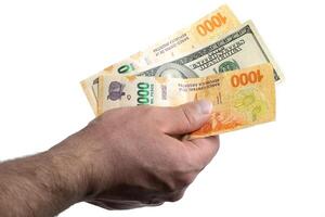 mano con argentino y dólar facturas. foto