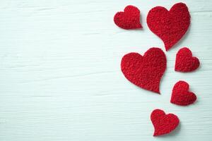 conjunto de corazones en un blanco de madera mesa con un lote de textura. foto