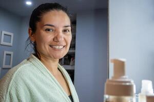 natural latín mujer se ríe en frente de su vendaje mesa. foto