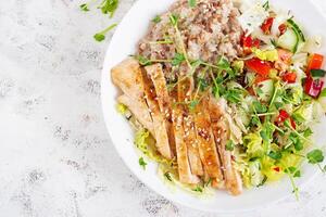 almuerzo harina de avena gachas de avena con A la parrilla pollo filete y Fresco vegetales. sano equilibrado alimento. de moda alimento. parte superior vista, plano laico foto