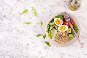 desayuno harina de avena gachas de avena con hervido huevos, tomate, Pepino y cebollas. sano equilibrado alimento. de moda alimento. parte superior vista, plano laico foto