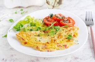 sano desayuno.quesadilla con tortilla, tocino y Tomates ensalada. ceto, cetogénico almuerzo. foto