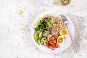 desayuno harina de avena gachas de avena con hervido huevos, sal salmón, Pepino y rojo cebollas. sano equilibrado alimento. de moda alimento. parte superior vista, plano laico foto