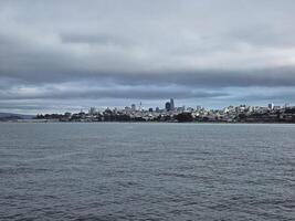 san francisco horizonte desde dorado portón puente playa con un ver de alcatraz isla en un nublado día foto