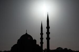 silueta de un mezquita en monocromo foto. Ramadán o islámico concepto foto