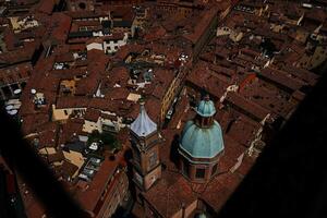 parte superior ver de el terracota techos de Bolonia, el atmósfera de el italiano verano foto