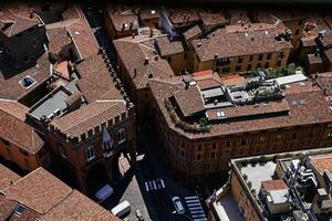 parte superior ver de el terracota techos de Bolonia, el atmósfera de el italiano verano foto