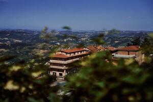 el calles de san marino son rodeado por verdor foto