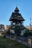 de madera Iglesia en otoño zakopane a amanecer foto