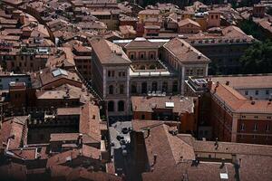 parte superior ver de el terracota techos de Bolonia, el atmósfera de el italiano verano foto