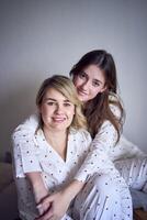 un retrato de un hermosa mujer de medio Talla con un Adolescente hija en un minimalista estilo foto