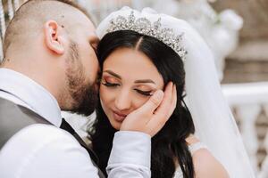 el novia es vestido en un elegante lozano blanco Boda vestir con un largo velo y es Listo para su novio. el primero reunión de el novia y novio foto