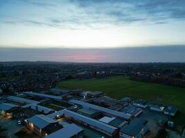 alto ángulo ver de granero Universidad la carretera a este lutón ciudad de Inglaterra durante puesta de sol. lutón, Inglaterra Reino Unido. feb 19, 2024 foto