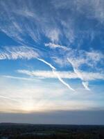 más hermosa colores de cielo y nubes durante puesta de sol terminado Inglaterra Reino Unido foto