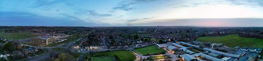 alto ángulo panorámico ver de este lutón ciudad de Inglaterra durante puesta de sol. lutón, Inglaterra Reino Unido. feb 19, 2024 foto