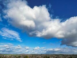 alto ángulo ver de invierno cielo y nubes terminado ciudad de Inglaterra Reino Unido foto