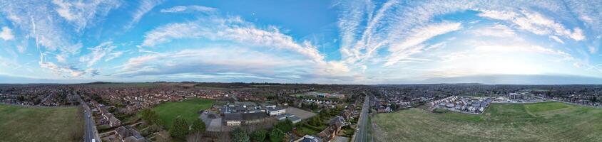 alto ángulo panorámico ver de este lutón ciudad de Inglaterra durante puesta de sol. lutón, Inglaterra Reino Unido. feb 19, 2024 foto