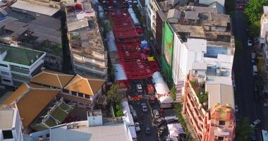 un aéreo ver de el yaowarat la carretera o barrio chino, el más famoso turista atracción en bangkok, Tailandia video
